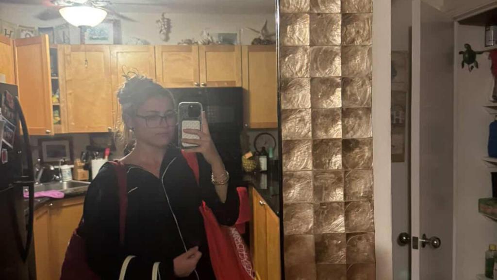 Laura a punto de salir de casa con su equipaje para hacer frente a la alerta por tsunami