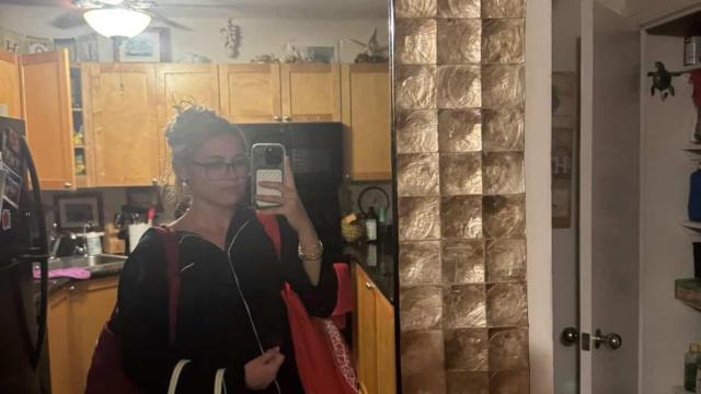 Laura a punto de salir de casa con su equipaje para hacer frente a la alerta por tsunami