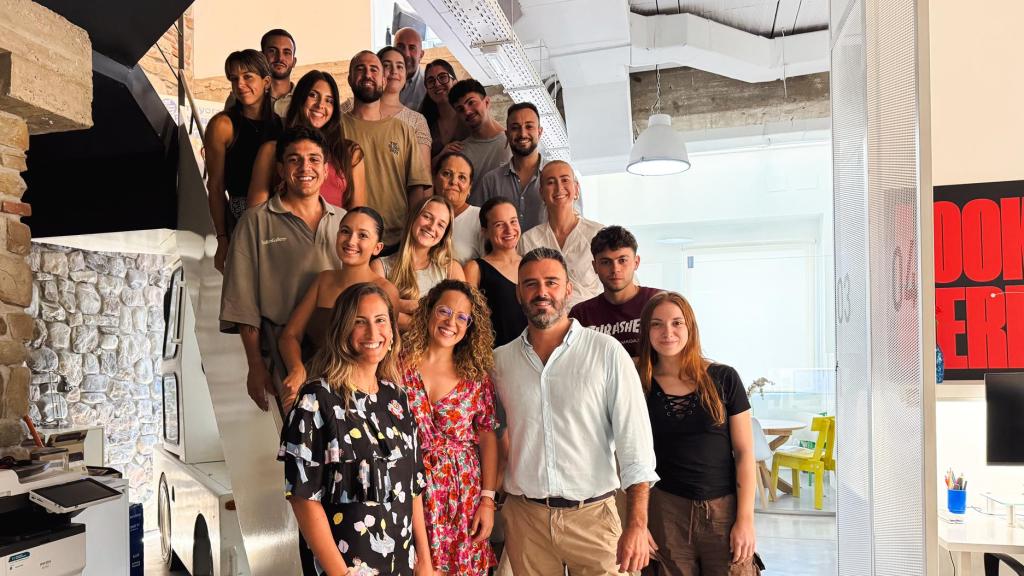 Pérez con parte de la plantilla de El Cuartel.