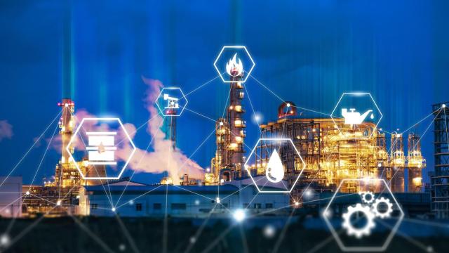 Fotomontaje de una refinería de petróleo con iconos de productos derivados de combustibles fósiles.