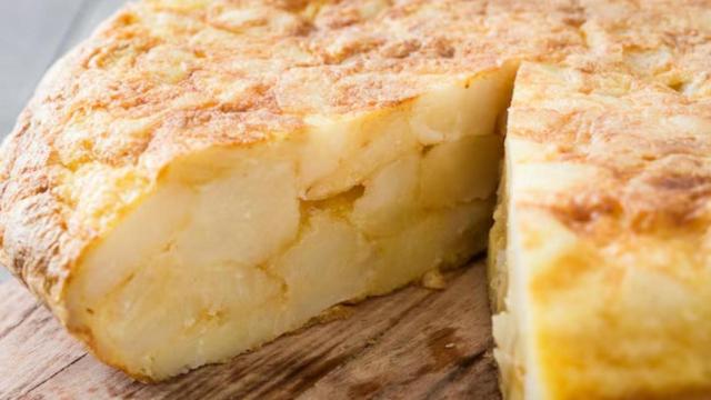 Las patatas fritas son ingredientes esenciales de la tortilla de patatas.