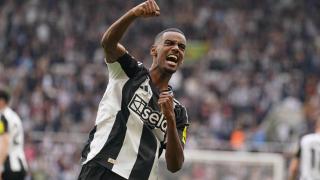 Isak celebra un gol con el Newcastle.