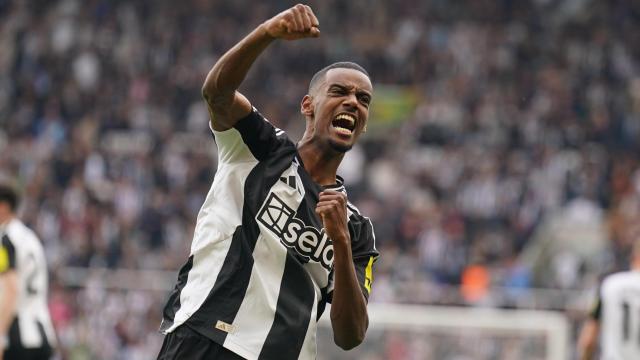 Isak celebra un gol con el Newcastle.