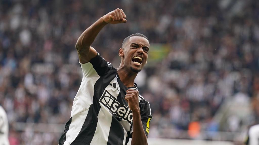 Isak celebra un gol con el Newcastle.