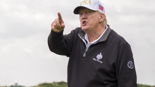 Acusan a Donald Trump de hacer trampa en un juego de golf  y hay video