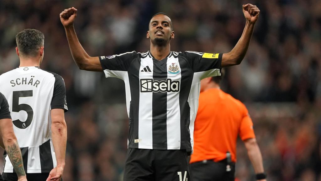 Isak celebra un gol con el Newcastle.