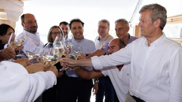 El presidente de la Xunta, Alfonso Rueda, visita la bodega 'A Terriña' para visibilizar las ayudas al desarrollo de experiencias vinculadas al vino.