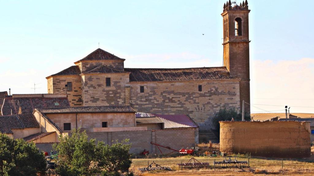 Iglesia de la Natividad con palomar en Villardondiego