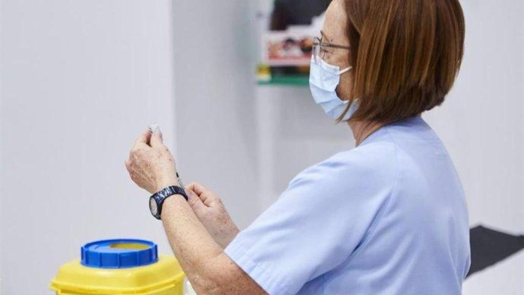 Una enfermera tomando muestras. Imagen de archivo.