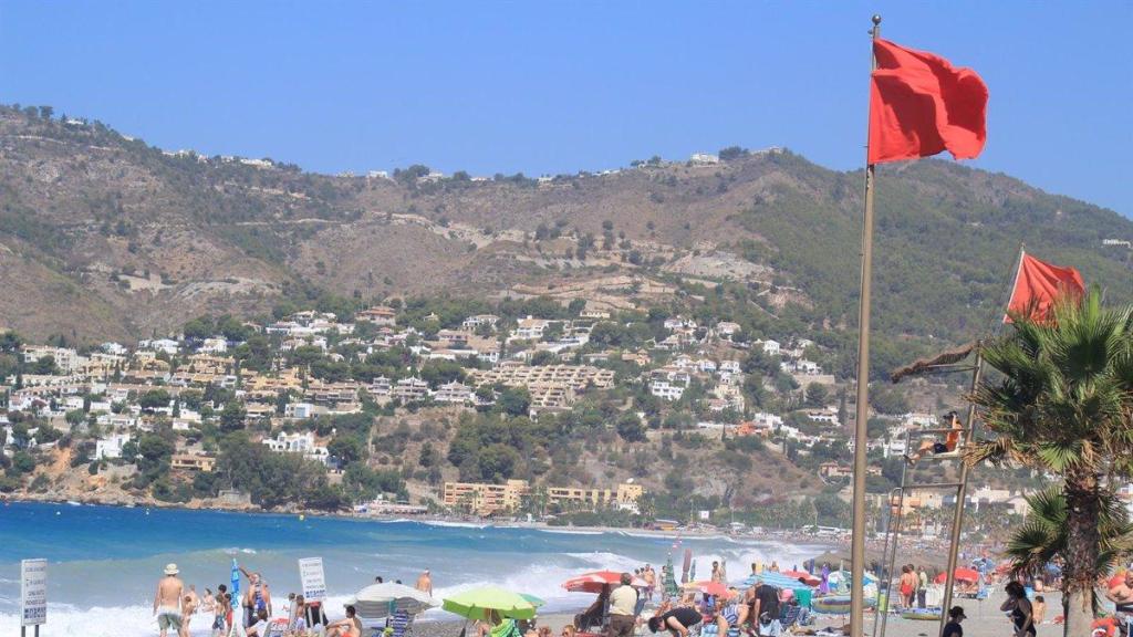 Una imagen de archivo de una playa con bandera roja.