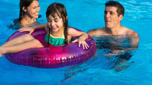 Esta piscina es apta para toda la familia, se arma en 30 minutos y acumula cientos de valoraciones positivas.