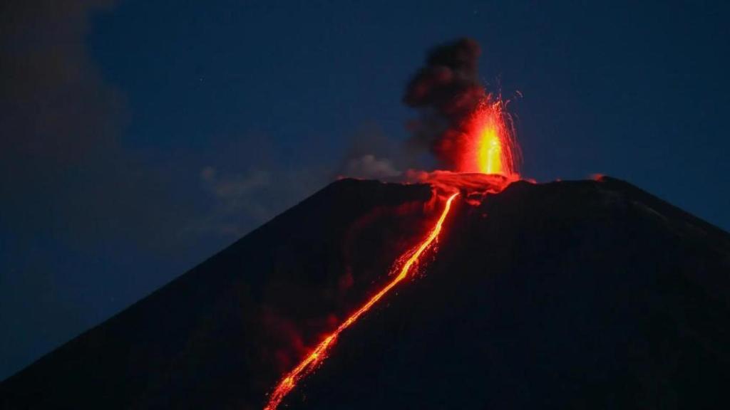 El volcán Kliuchevskoi, en una imagen de recurso.