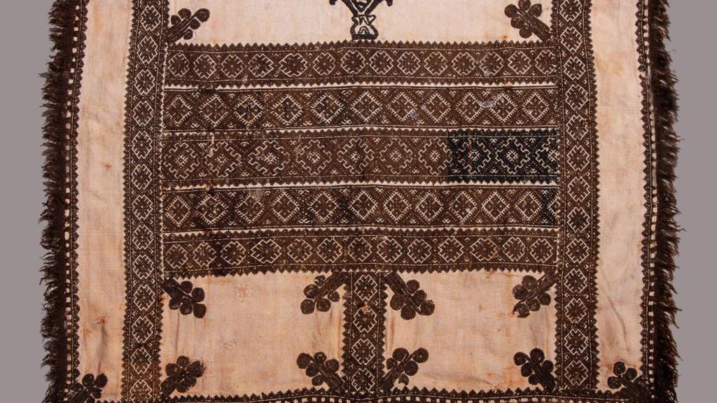 Paño de ofrendas o  de entrevelas. Bordado de tejidillo o acolchado de Navalcán. s. XVI-XVII. Fotografía María José González Rubio