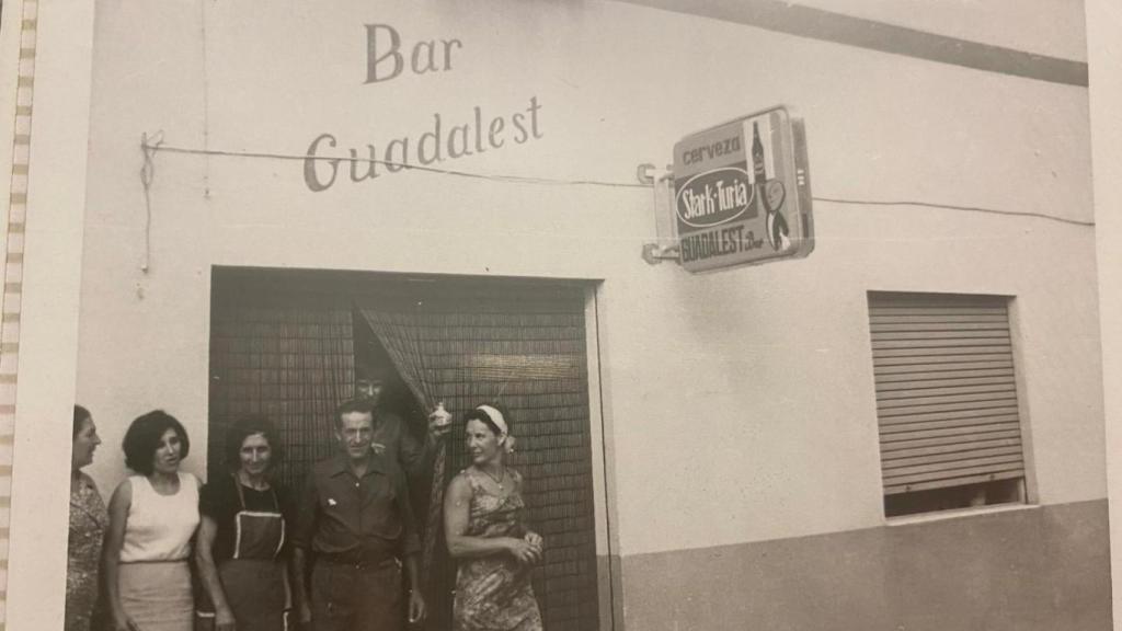 De izquierda a derecha, la madre, la abuela y el abuelo de Sofía, junto a los primeros turistas de Guadalest.s turista