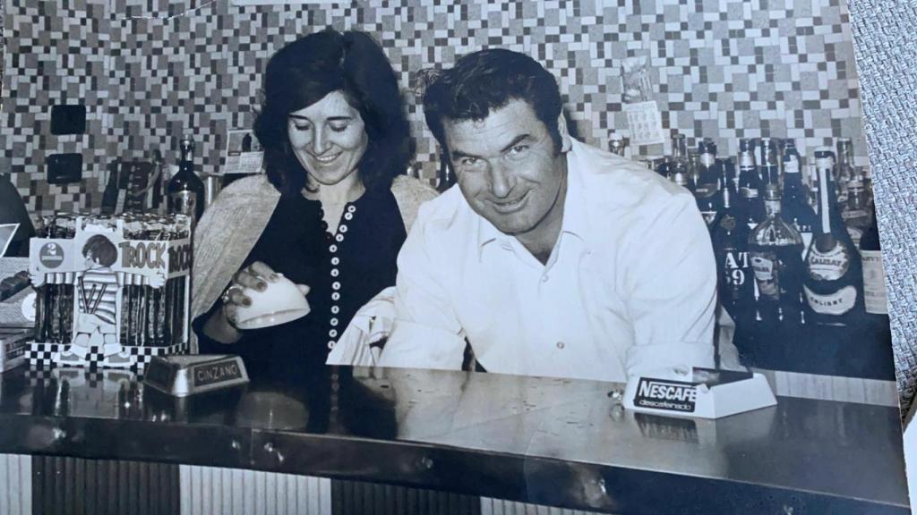 Los padres de Sofía, en el bar Guadalest, actual restaurante venta.