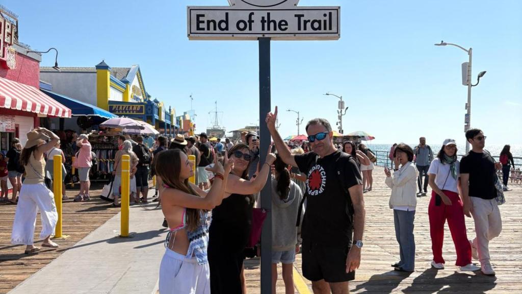 Loures y los suyos, en el muelle de Santa Mónica.