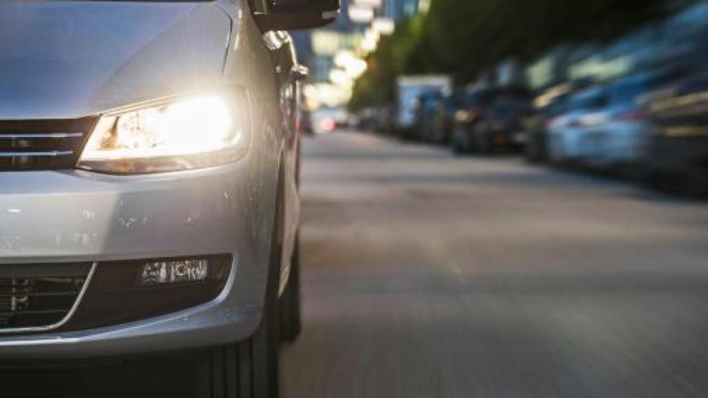 Imagen de los faros de un coche.