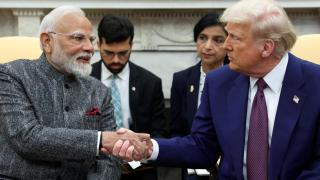 El presidente de Estados Unidos, Donald Trump, y el primer ministro de la India, Narendra Modi, se dan la mano en la Casa Blanca, en Washington D. C., Estados Unidos, el 13 de febrero de 2025.