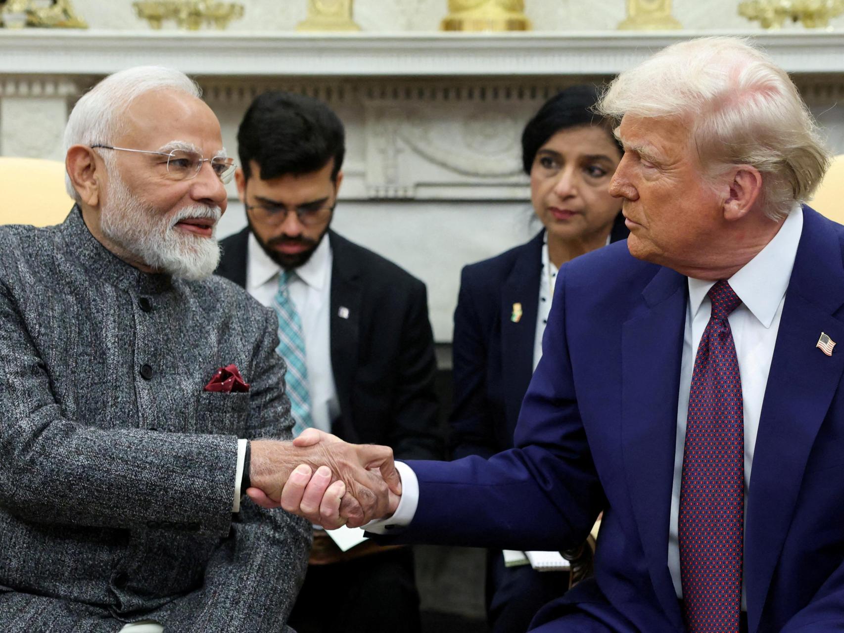 El presidente de Estados Unidos, Donald Trump, y el primer ministro de la India, Narendra Modi, se dan la mano en la Casa Blanca, en Washington D. C., Estados Unidos, el 13 de febrero de 2025.