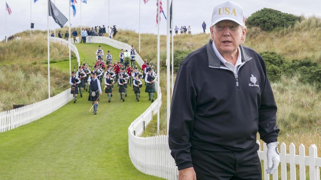 El nuevo campo de golf que Donald Trump inauguró en Escocia lleva el nombre de su madre, Mary Anne MacLeod.
