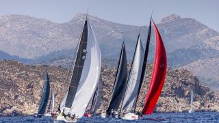Flota de Sail Racing ORC A navegando con la costa mallorquina de fondo.