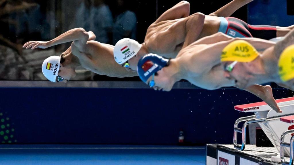 Luca Hoek, al fondo, en plena competición