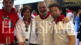 De izquierda a derecha: Antxon Alonso, socio de Santos Cerdán, Uxue Barkos y Jesús González Mateos, marido de la expresidenta de Navarra, en El Burladero durante los Sanfermines de 2019.
