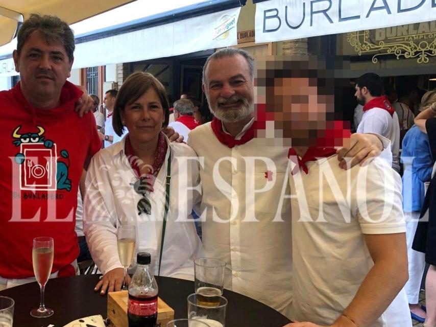 De izquierda a derecha: Antxon Alonso, socio de Santos Cerdán, Uxue Barkos y Jesús González Mateos, marido de la expresidenta de Navarra, en El Burladero durante los Sanfermines de 2019.
