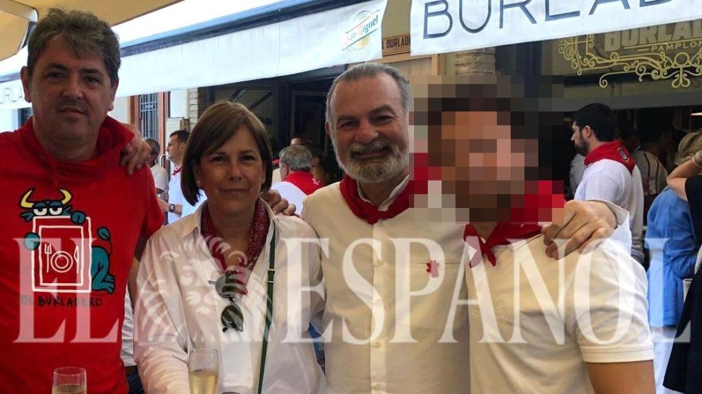 De izquierda a derecha: Antxon Alonso, socio de Santos Cerdán, Uxue Barkos y Jesús González Mateos, marido de la expresidenta de Navarra, en El Burladero durante los Sanfermines de 2019.