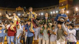 Los tres novilleros salen a hombros de La Merced de Huelva.
