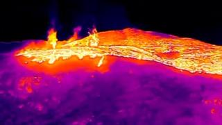 Trabajos nocturnos para combatir el fuego de Mombeltrán, en Ávila