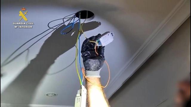 Los agentes de la Guardia Civil durante la detención de los dos hombres en Burgos