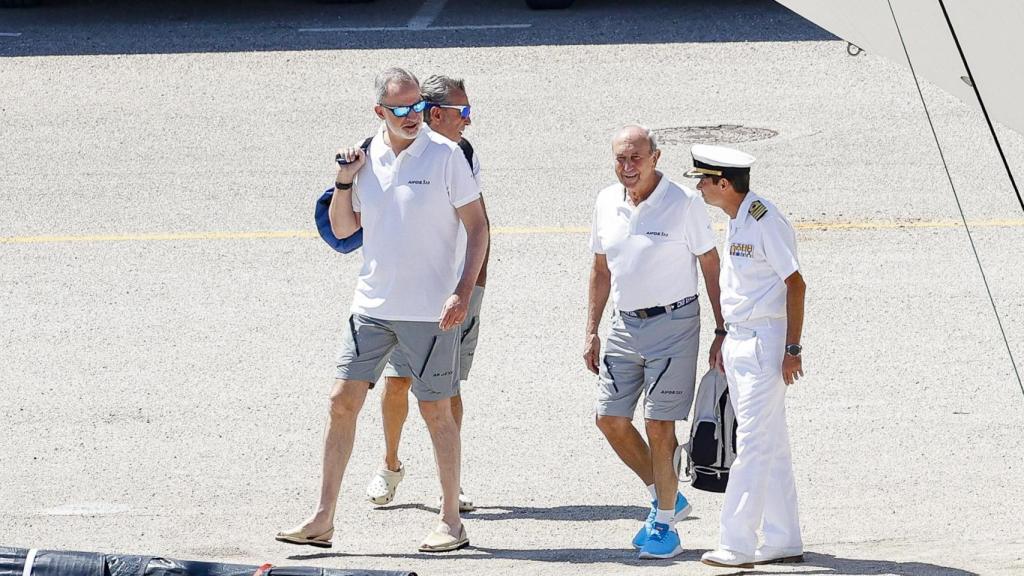 El rey Felipe VI, antes de subirse al Aifos, con gafas polarizadas, bolso y menorquinas.