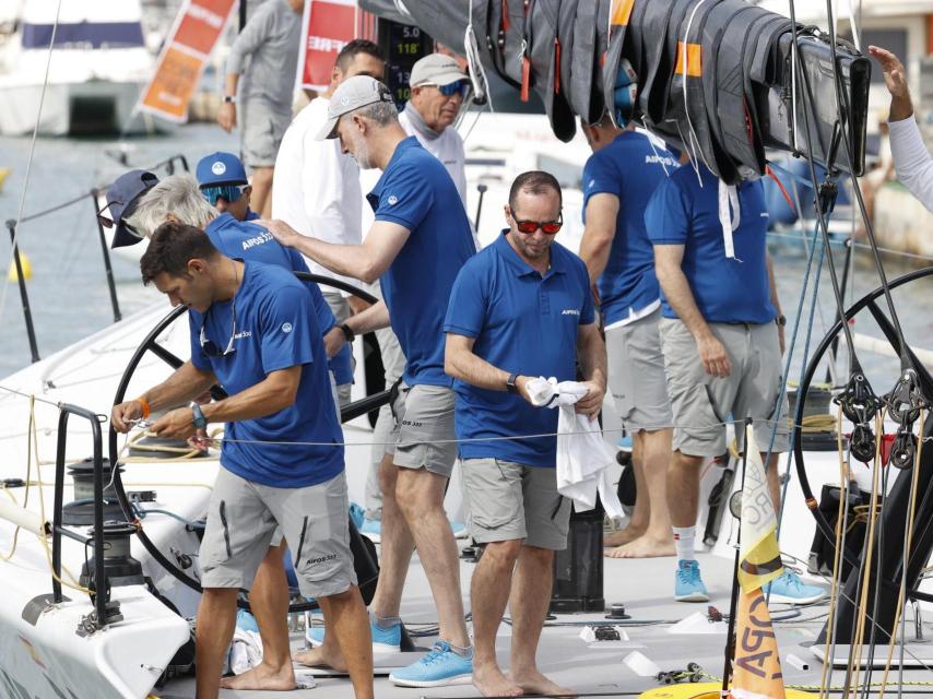 Felipe VI ataviado con el uniforme del Aifos. Concretamente, con polo y zapatillas en azul.