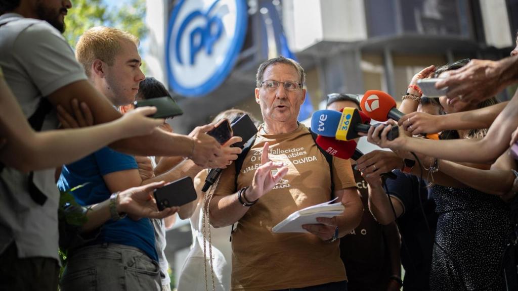 Christian Lesaec, presidente de la Asociación Damnificados DANA Horta Sud, este miércoles, a la salida de su reunión con Feijóo, en la sede nacional del PP.