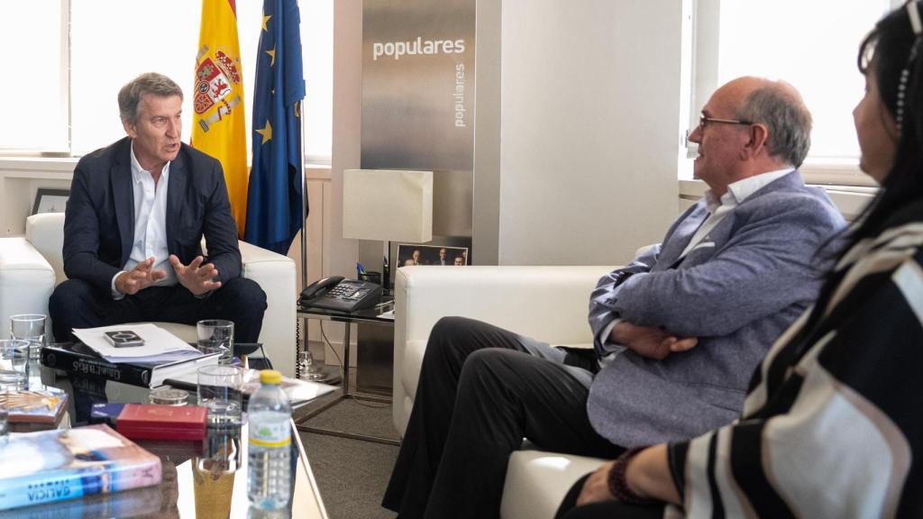 Alberto Núñez Feijóo, reunido este miércoles con los representantes de SOS Desaparecidos, en su despacho de la sede del PP.