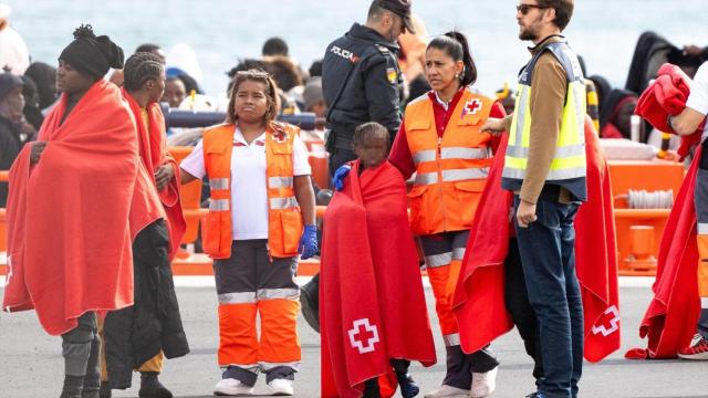 Los servicios de emergencia atienden a migrantes recién rescatadosen Arrecife, Lanzarote (Canarias), en un cayuco con 110 personas a bordo.