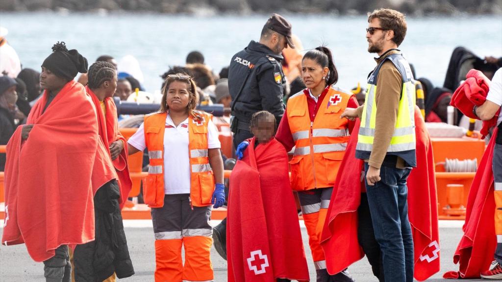 Los servicios de emergencia atienden a migrantes recién rescatadosen Arrecife, Lanzarote (Canarias), en un cayuco con 110 personas a bordo.