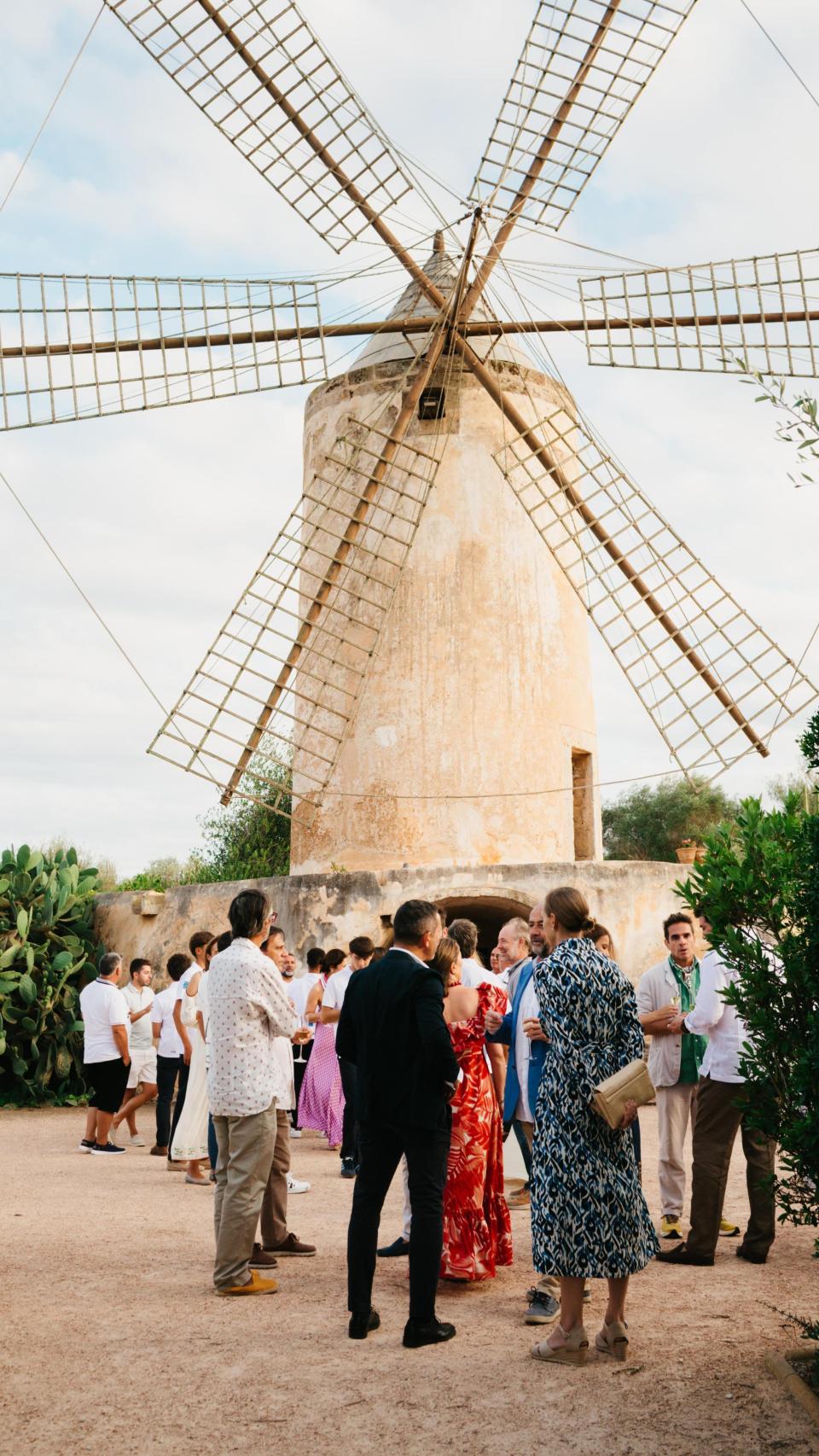 Los invitados en la zona del molino del hotel Zoëtry Mallorca.