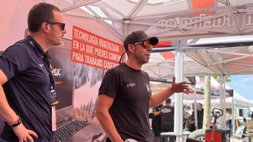 Unai Ortolachipi (i), de Getac, y el piloto José María Naranjo (d).