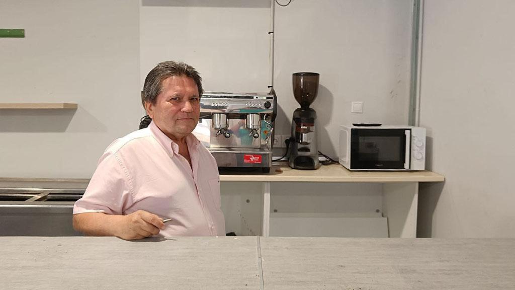 Ángel Vegas, alcalde de Lomoviejo, en el local del nuevo bar del pueblo