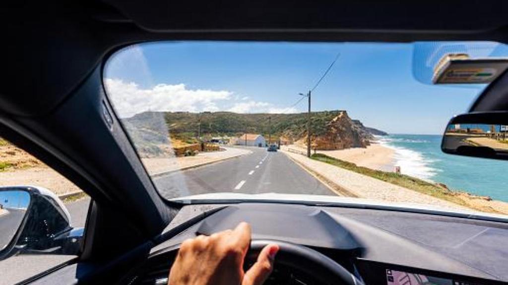 Imagen de un vehículo circulando por la costa.