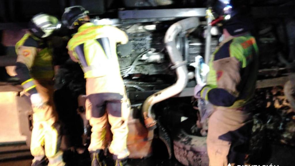 Los Bomberos de la DPZ en el lugar del accidente de tráfico en la N-122