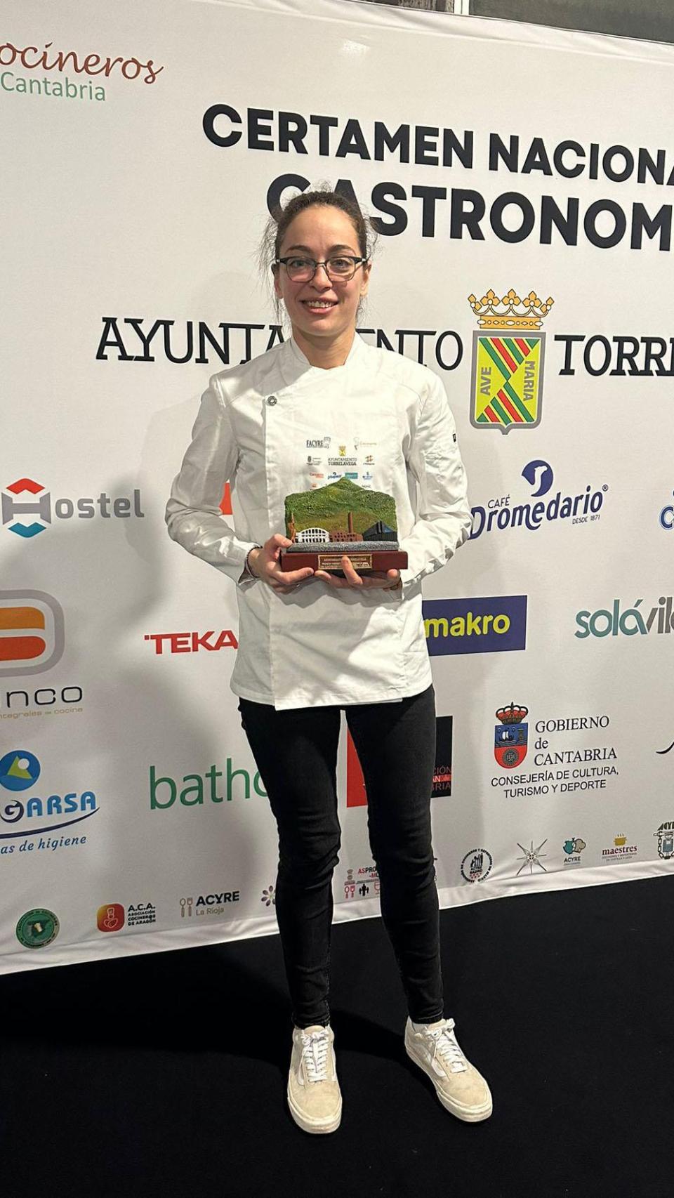 Andrea con el Premio en el Certamen Nacional de Gastronomía
