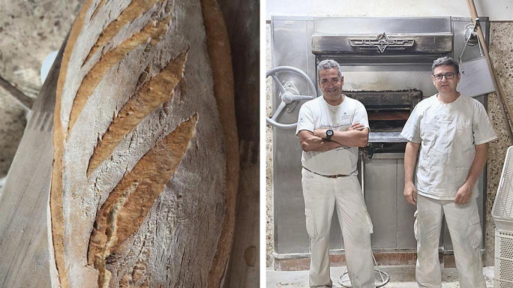 Los dos hermanos, José Luis y Javier y una de sus hogazas