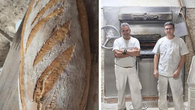 Los dos hermanos, José Luis y Javier y una de sus hogazas