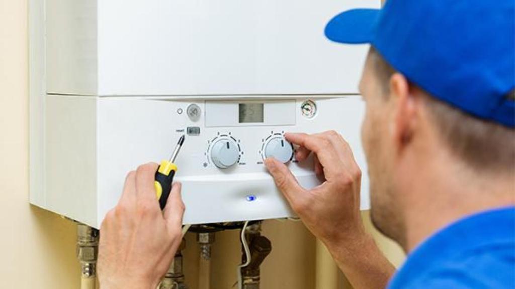 Un técnico durante la revisión de una caldera.