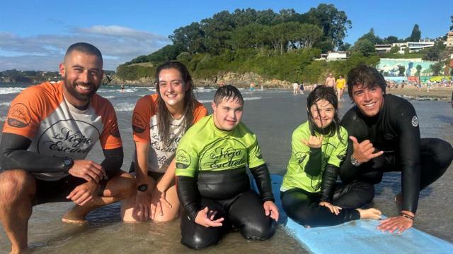 El programa de surf inclusivo de Oleiros (A Coruña) termina tras un mes de emociones