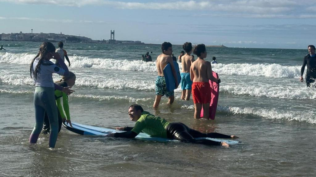 Programa de surf inclusivo de la Fundación Amador de Castro.
