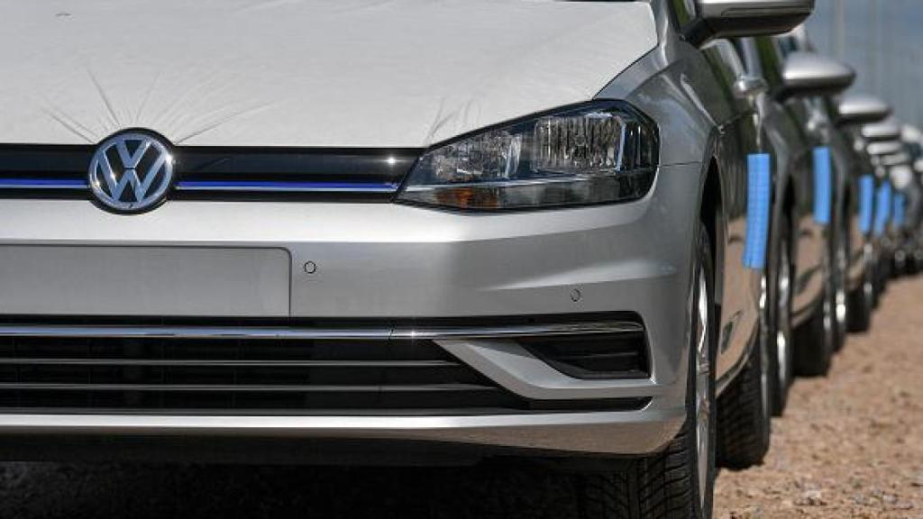 Imagen de la parte delantera de un Volkswagen Golf.